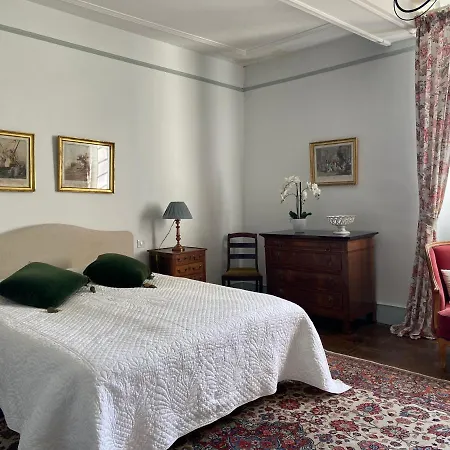 Couette-café Chateau La Rochette 3*