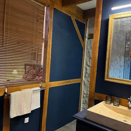 Couette-café Chateau La Rochette 3*